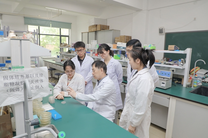 武汉大学帮扶yl23455永利集团生物学团队负责人 孙蒙祥在实验室与学生交流.jpg